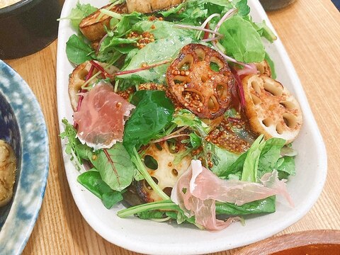 華やか♪焼きレンコンと生ハムのサラダ